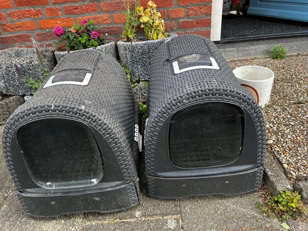 This is the correct address.

2 cat litter boxes and a flower pot. All need a bit of cleaning, but otherwise in good condition. 1