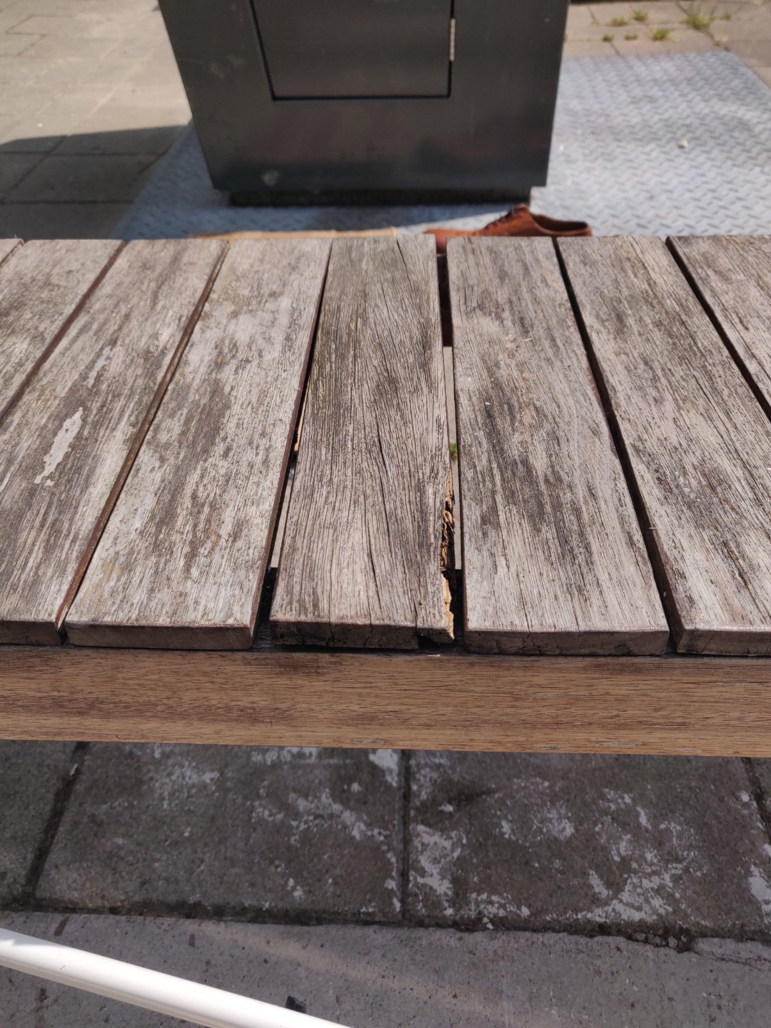 Garden benches and a cool Jotex vase.
Benches are used but could go one more round. Only one plank is rotten. 3