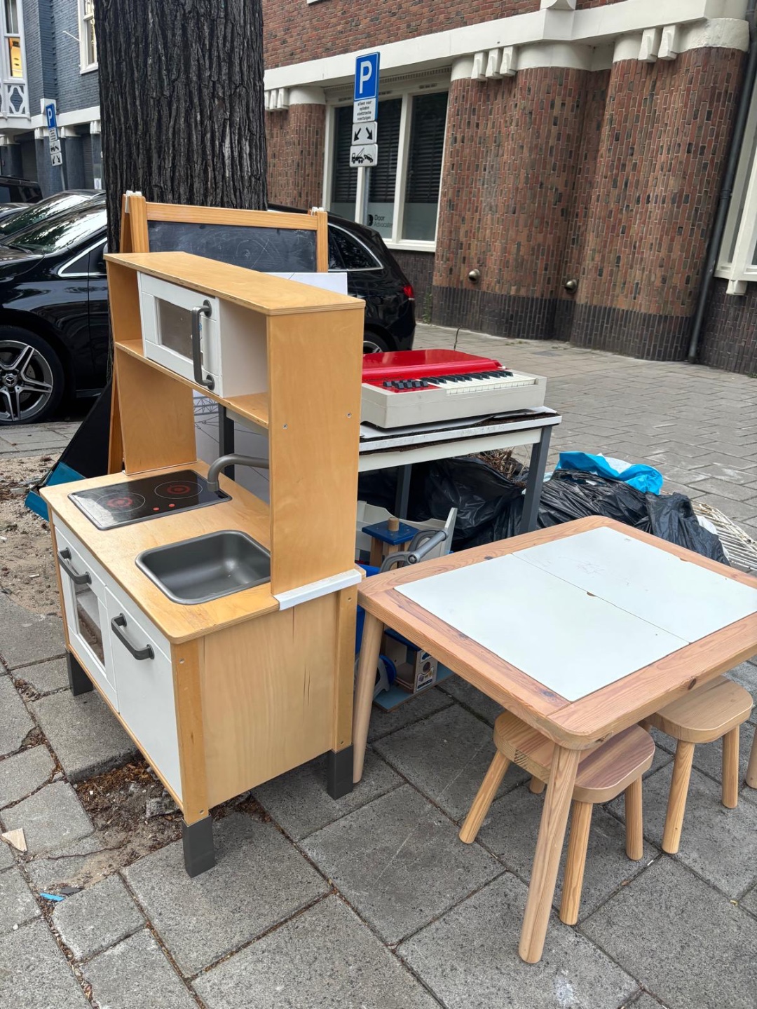All kinds of kids stuff/toys (even wooden garage), old electric ‘piano’ 1