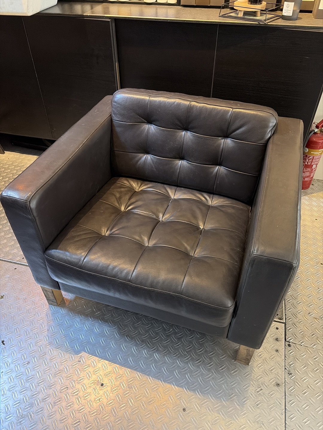 At my work cuts and curls    Loungechair  - first come first serve  - if you want sent dm on instagram messenger  - or it goes out later tonight/ korte leidse dwarsstraat 1