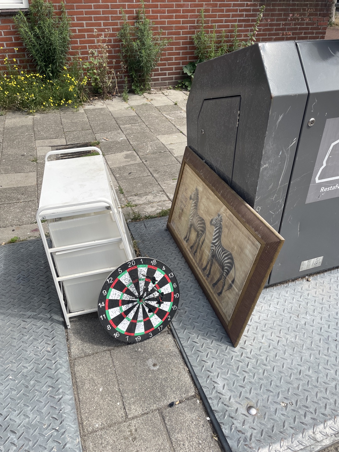 Dart board, ladekastje en schilderij/prent 1