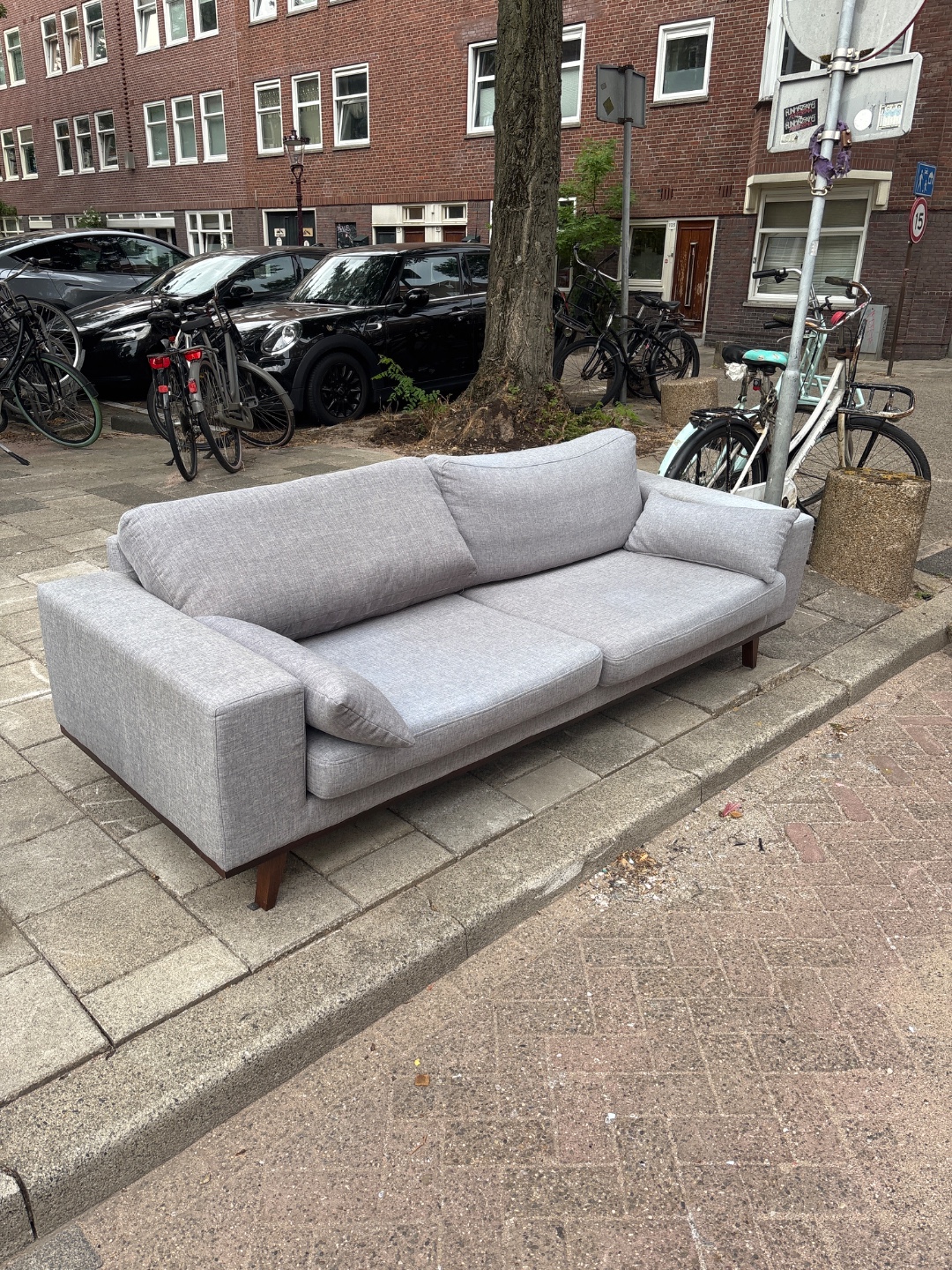Bank in hele goede staat op de hoek van de van Rappardstraat en van Bossestraat in de Staatsliedenbuurt 1