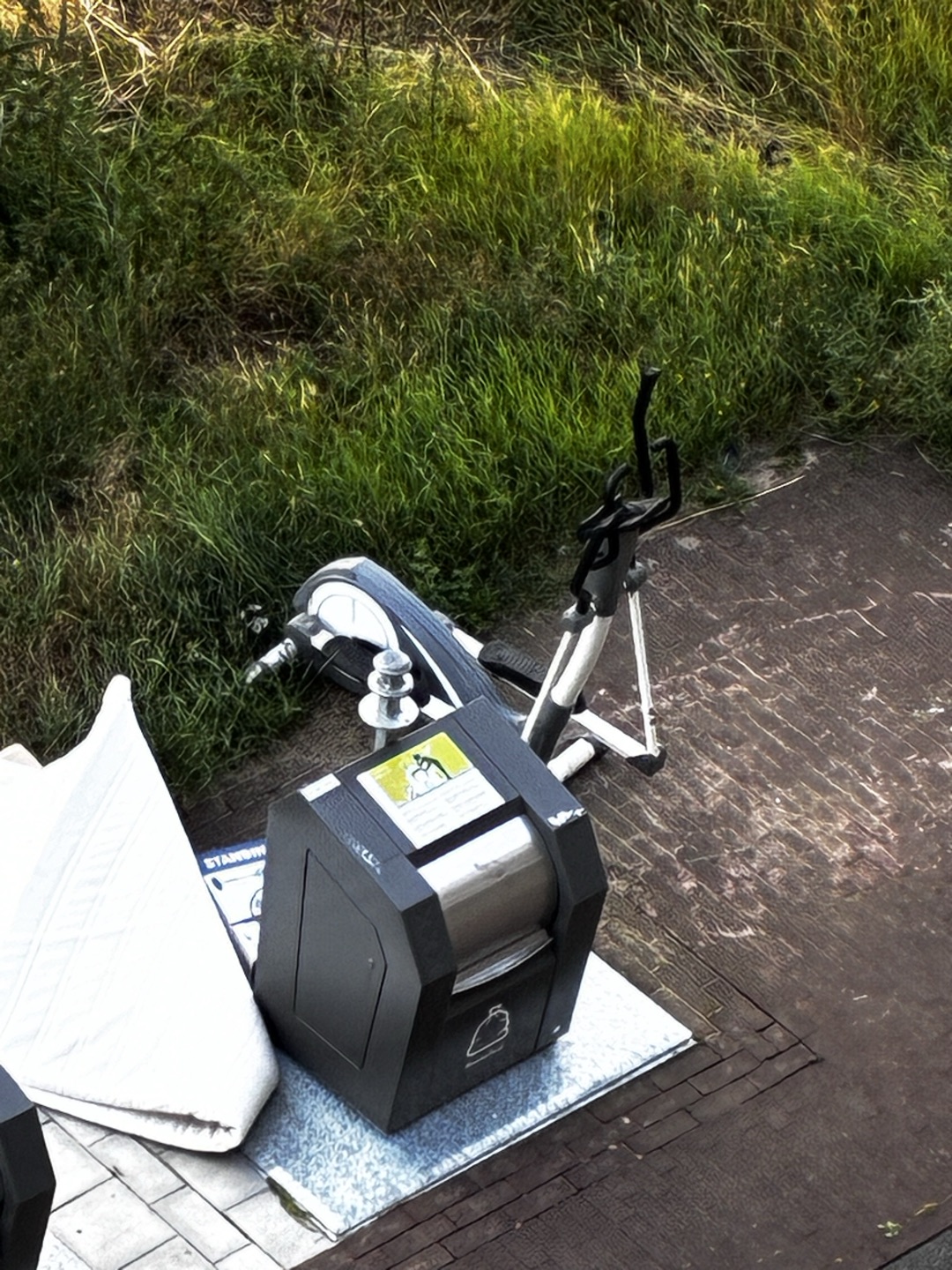 Elliptical workout machine in a good shape 1