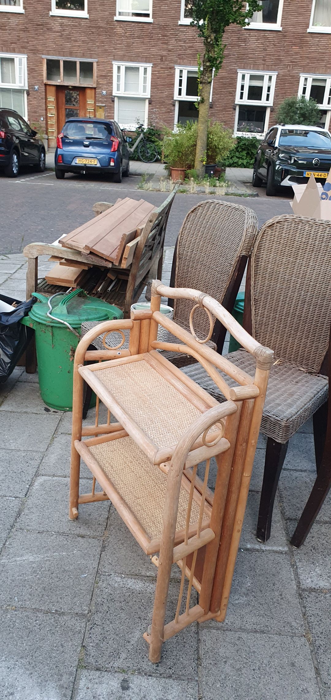 veel tuinspullen en houten bank met losse hardhouten planken. 1