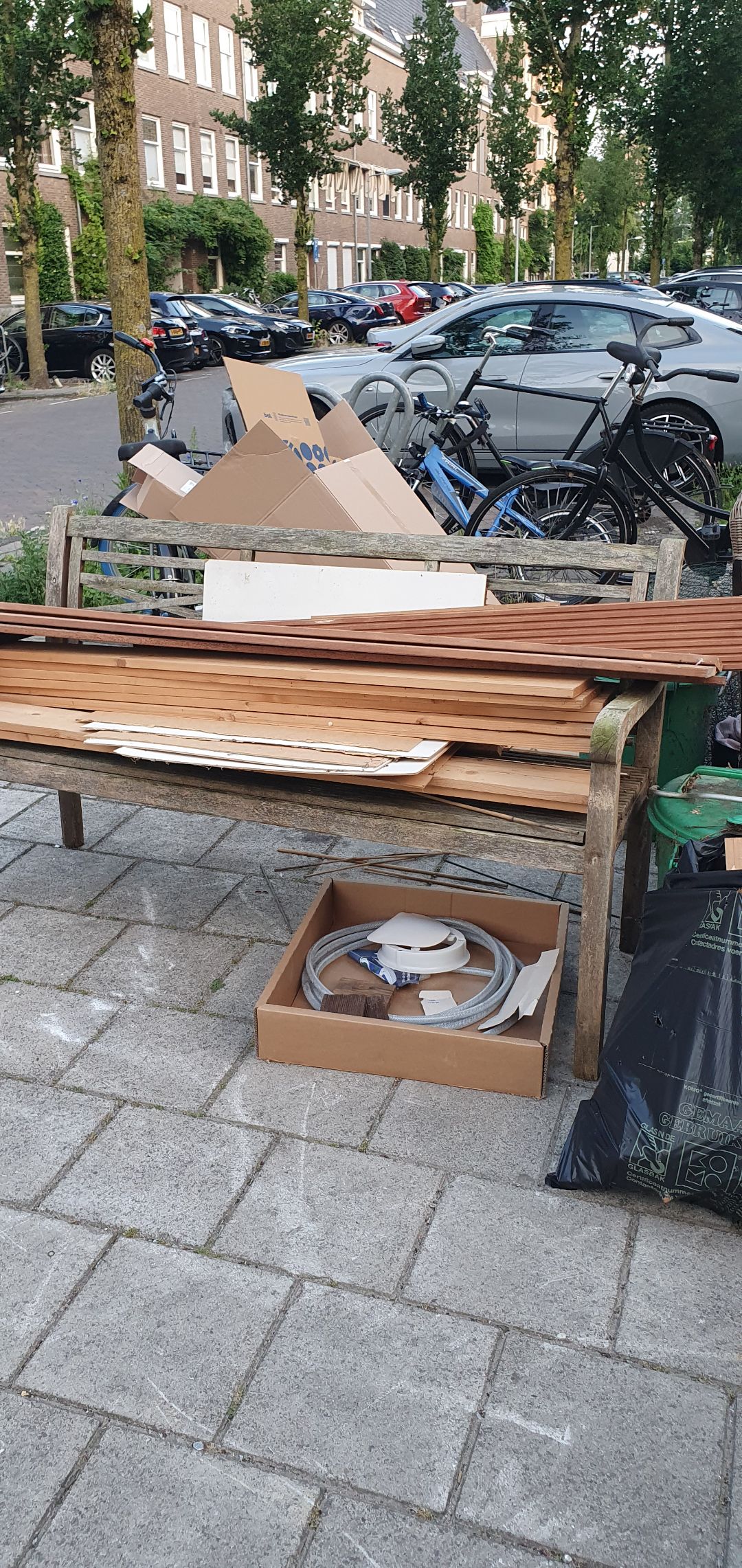 veel tuinspullen en houten bank met losse hardhouten planken. 2