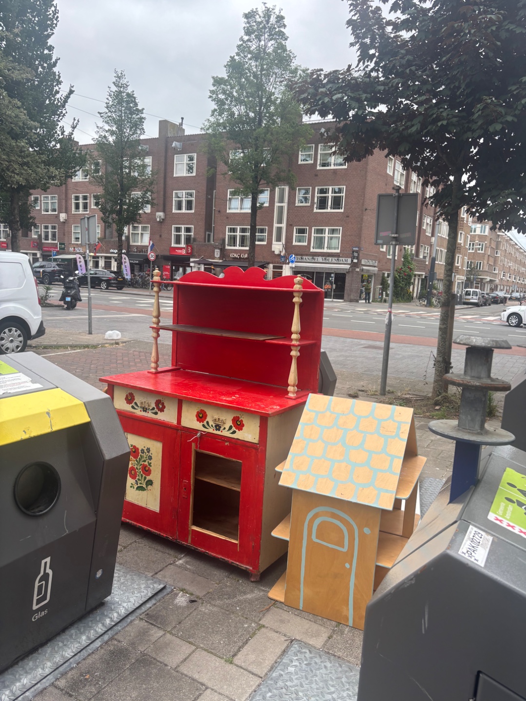 Cute red cabinet and kids play house 1