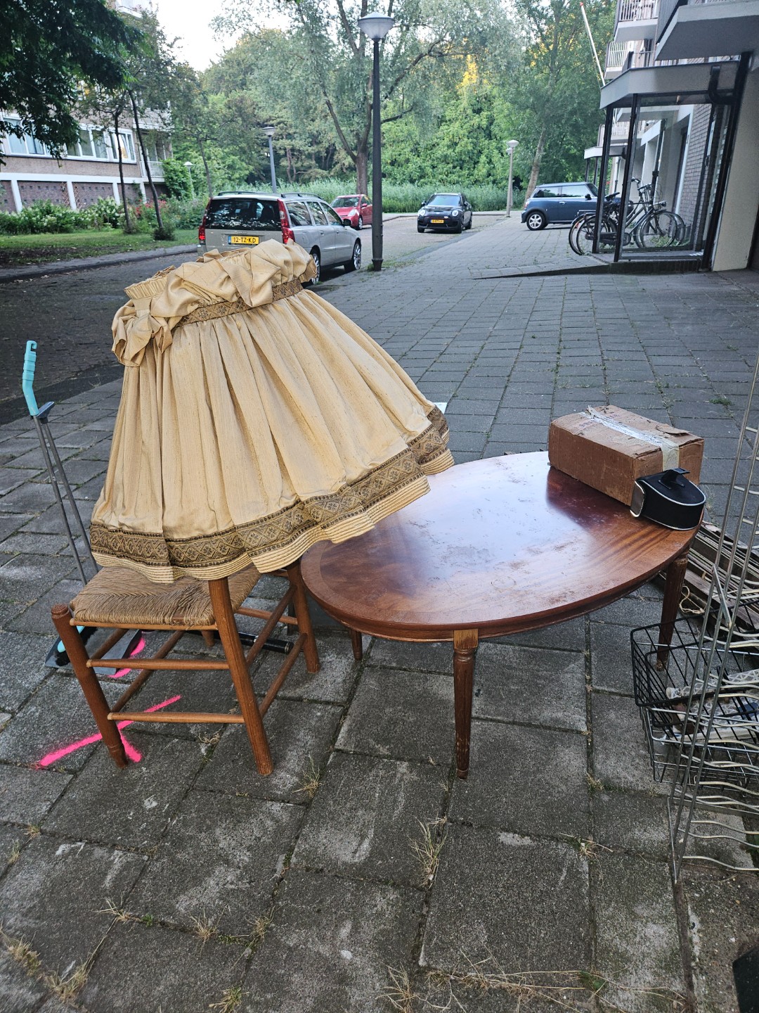 leuk laag koffietafeltje en oude lampenkap 1