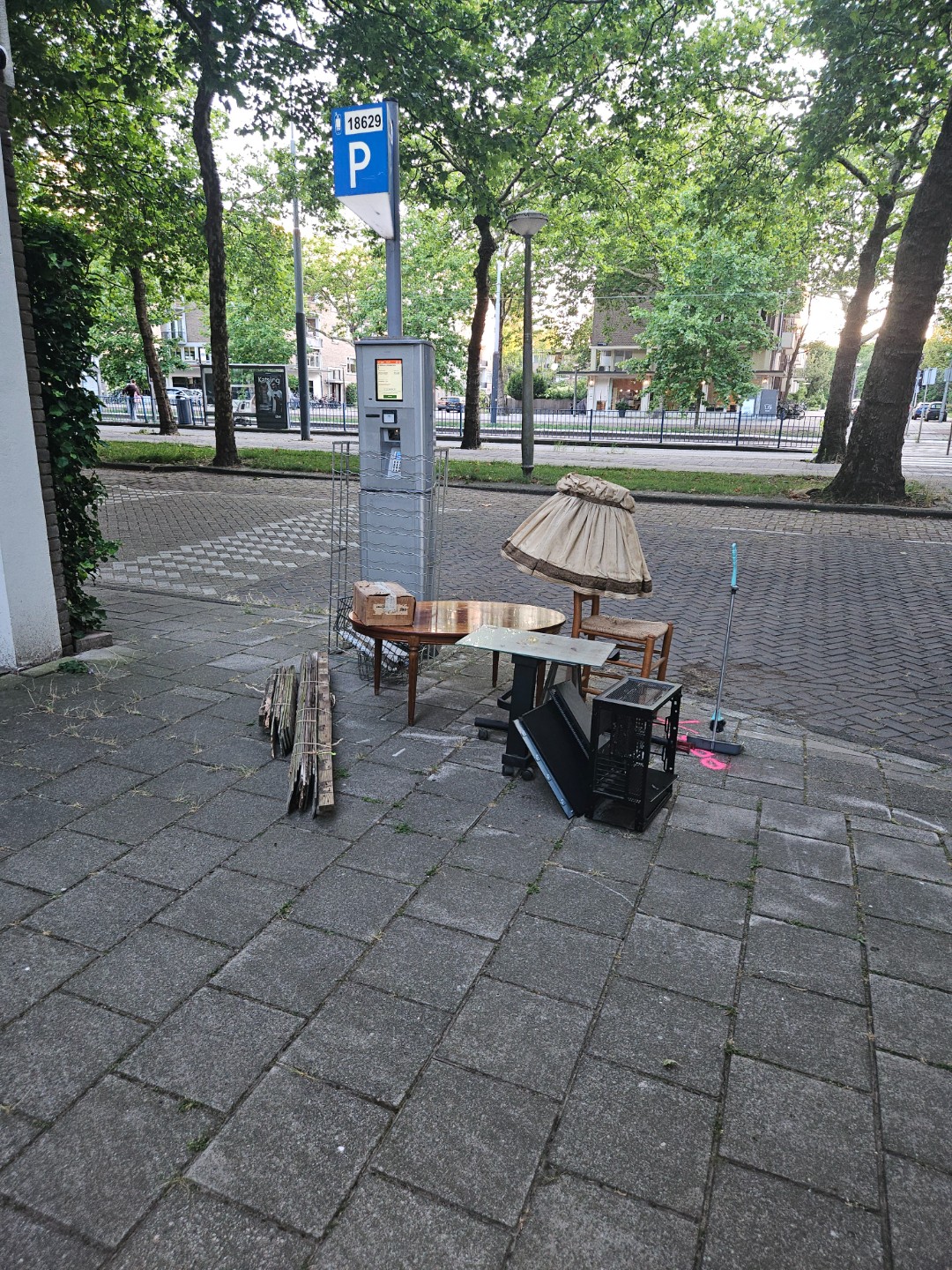 leuk laag koffietafeltje en oude lampenkap 2