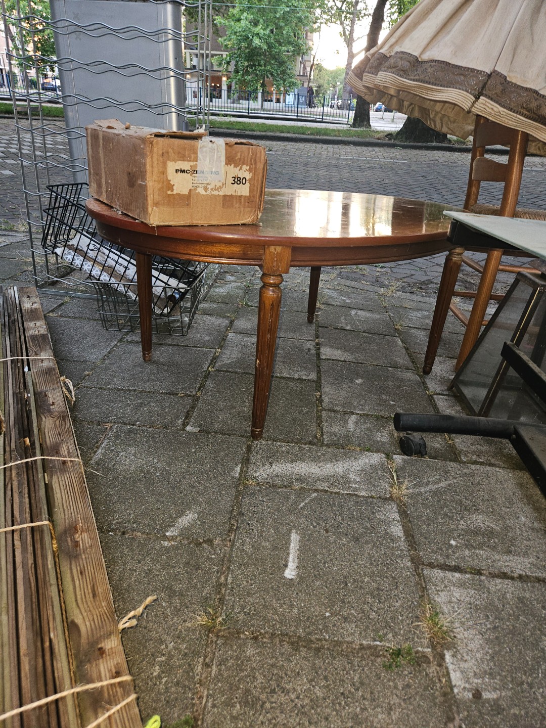 leuk laag koffietafeltje en oude lampenkap 3
