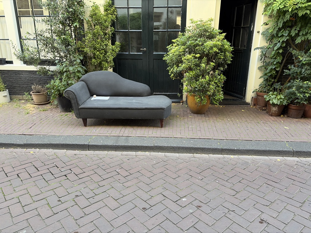 Chaise longue   ( posted again  its still here  - note on it : free 1