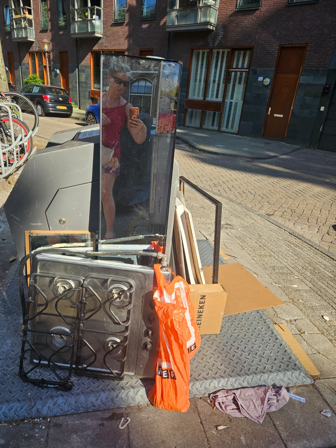 Gas hob (working), free standing mirror, wooden box, mirrored panels. 1