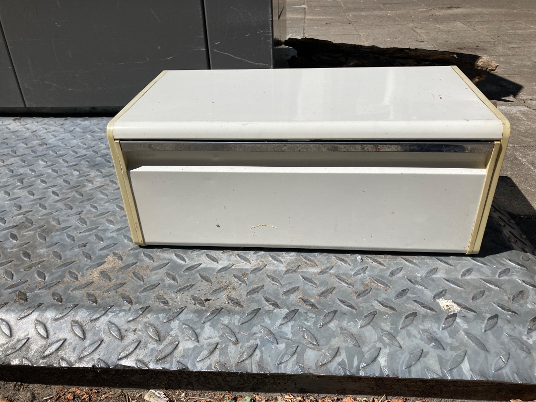 Leuke vintage grote Broodtrommel van Brabantia. Met een originele bak erin. Ook leuk voor andere opbergspullen. 2