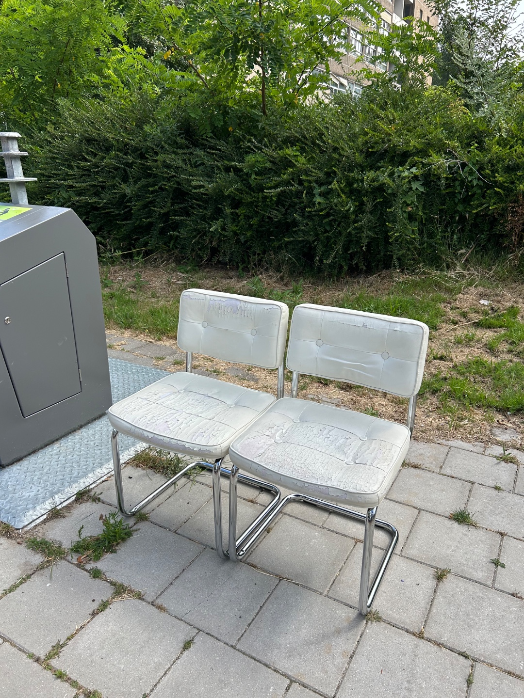 2 witleren buisframe stoelen 1