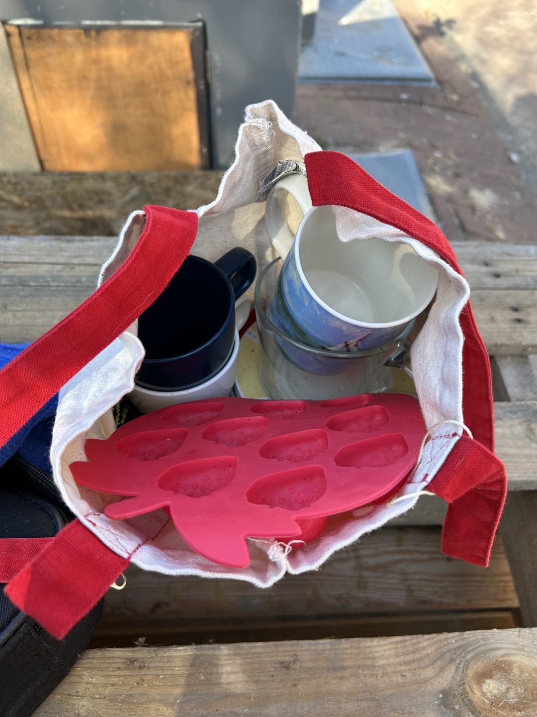 Lamp, cat litter boxes (big, small), mugs, etc 2