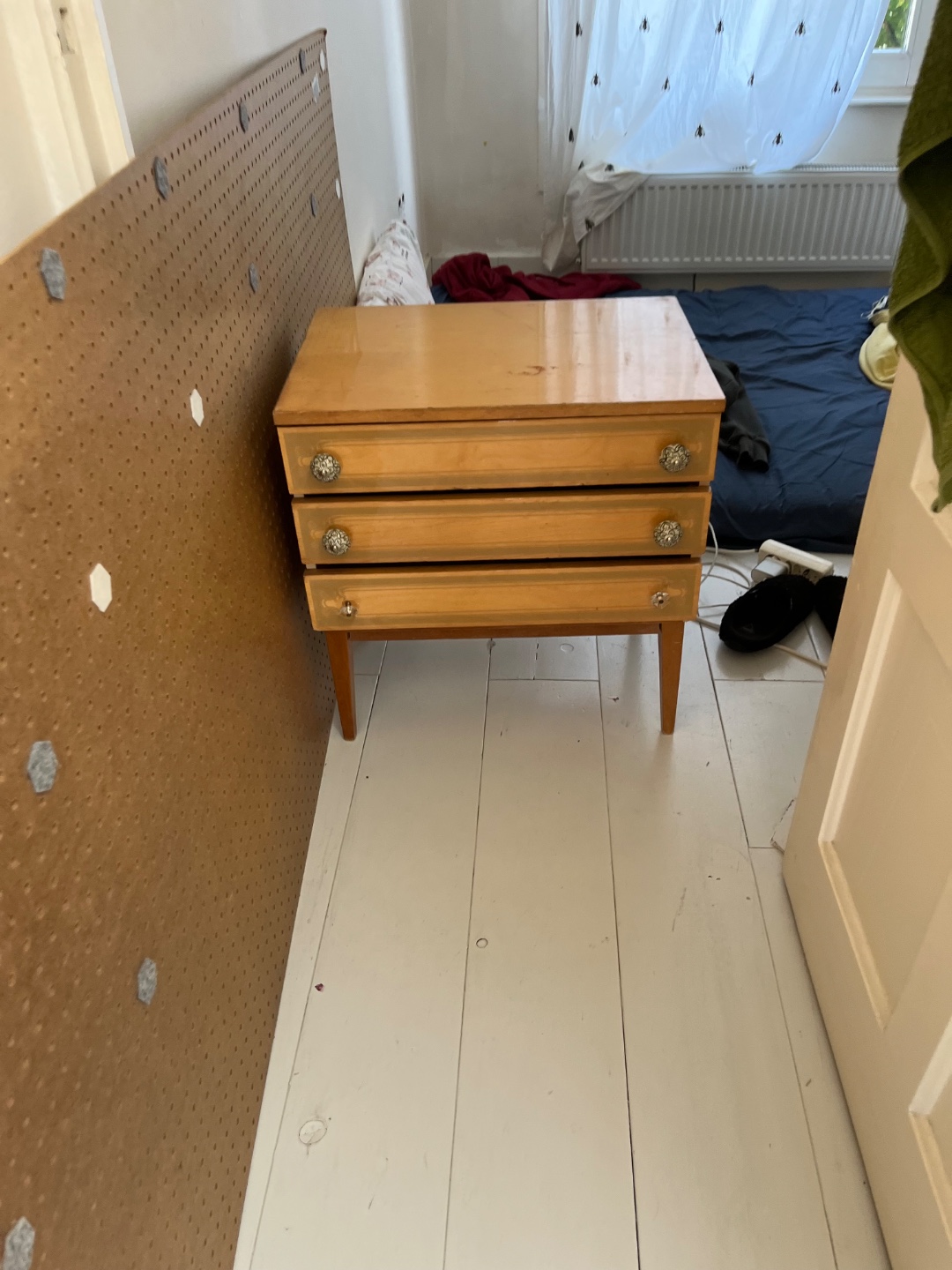 Drawers and ikea drawers and garden furniture, will be taken to the street this evening for trash pickup between 21:00-07:00 so reach out if you want it earlier today 1