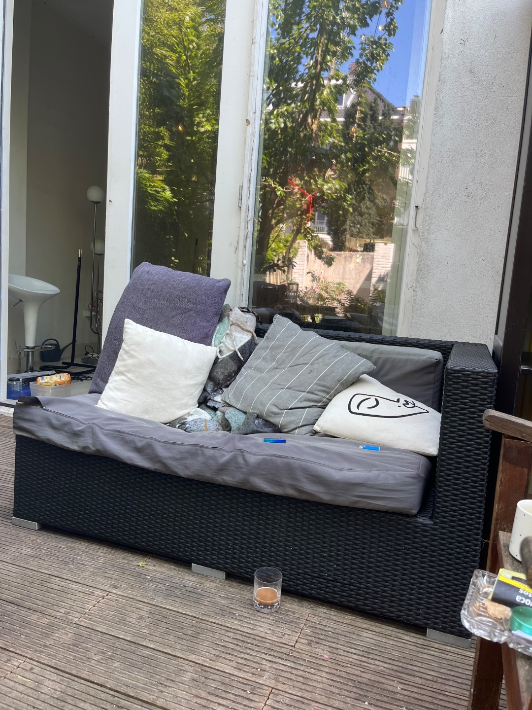 Drawers and ikea drawers and garden furniture, will be taken to the street this evening for trash pickup between 21:00-07:00 so reach out if you want it earlier today 2