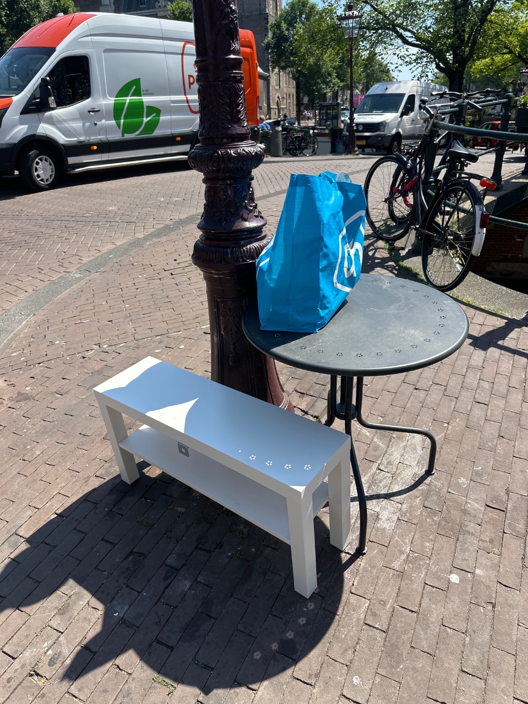 Table bench cleaning stuff and a small trashcan 1