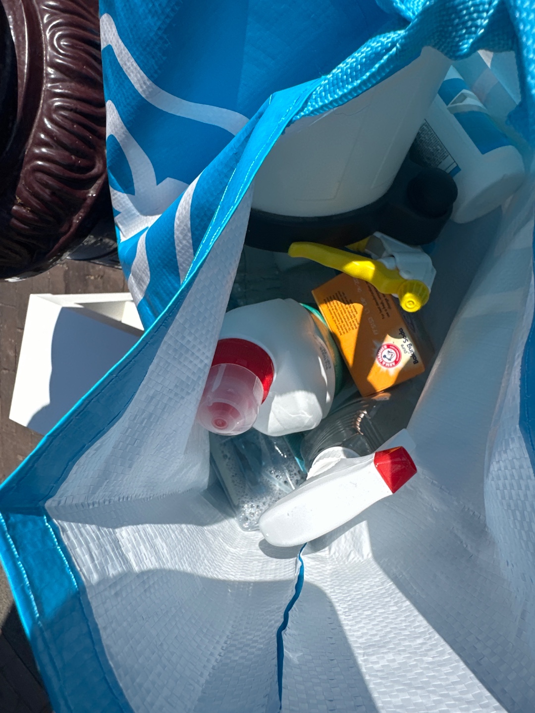 Table bench cleaning stuff and a small trashcan 2