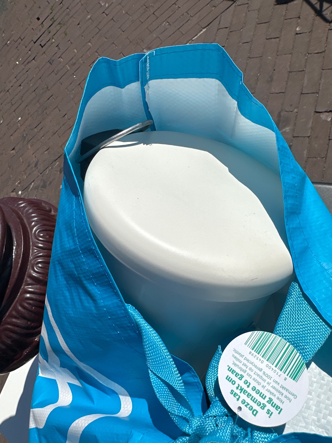 Table bench cleaning stuff and a small trashcan 3