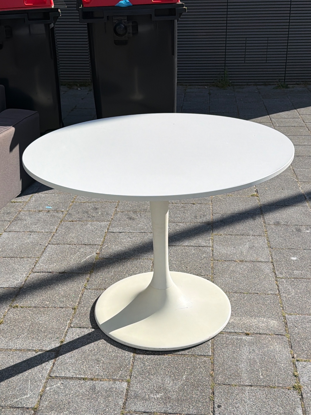 Round tulip table 1