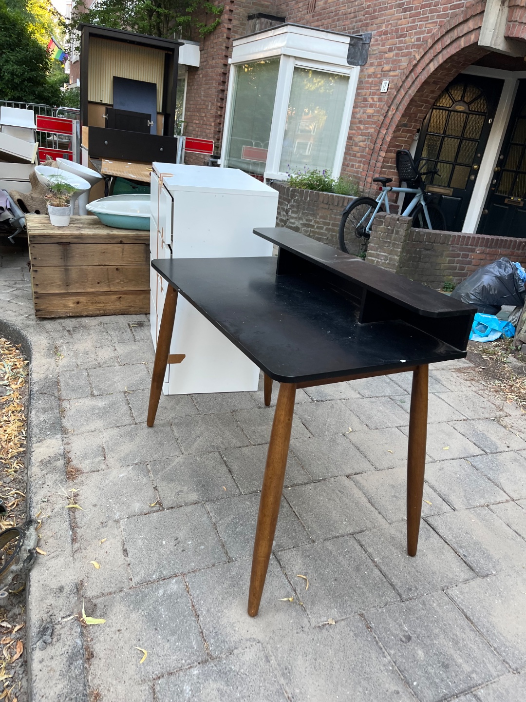 LOTS OF THINGS ON STREET FROM MOVING ! 1