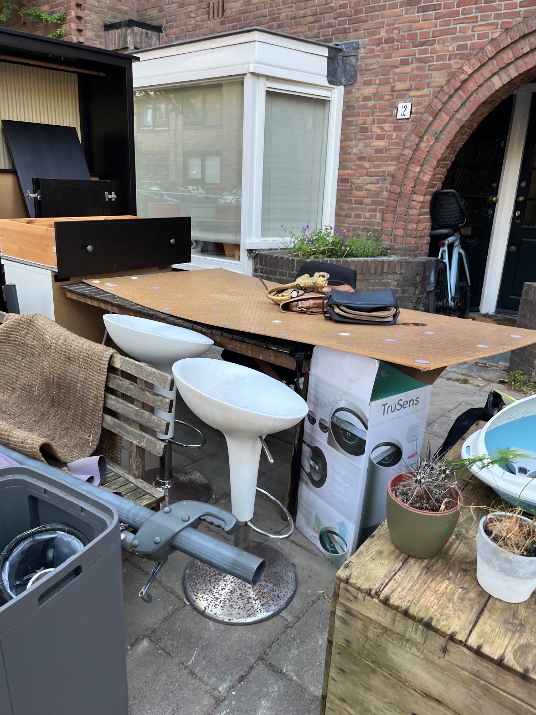 LOTS OF THINGS ON STREET FROM MOVING ! 2