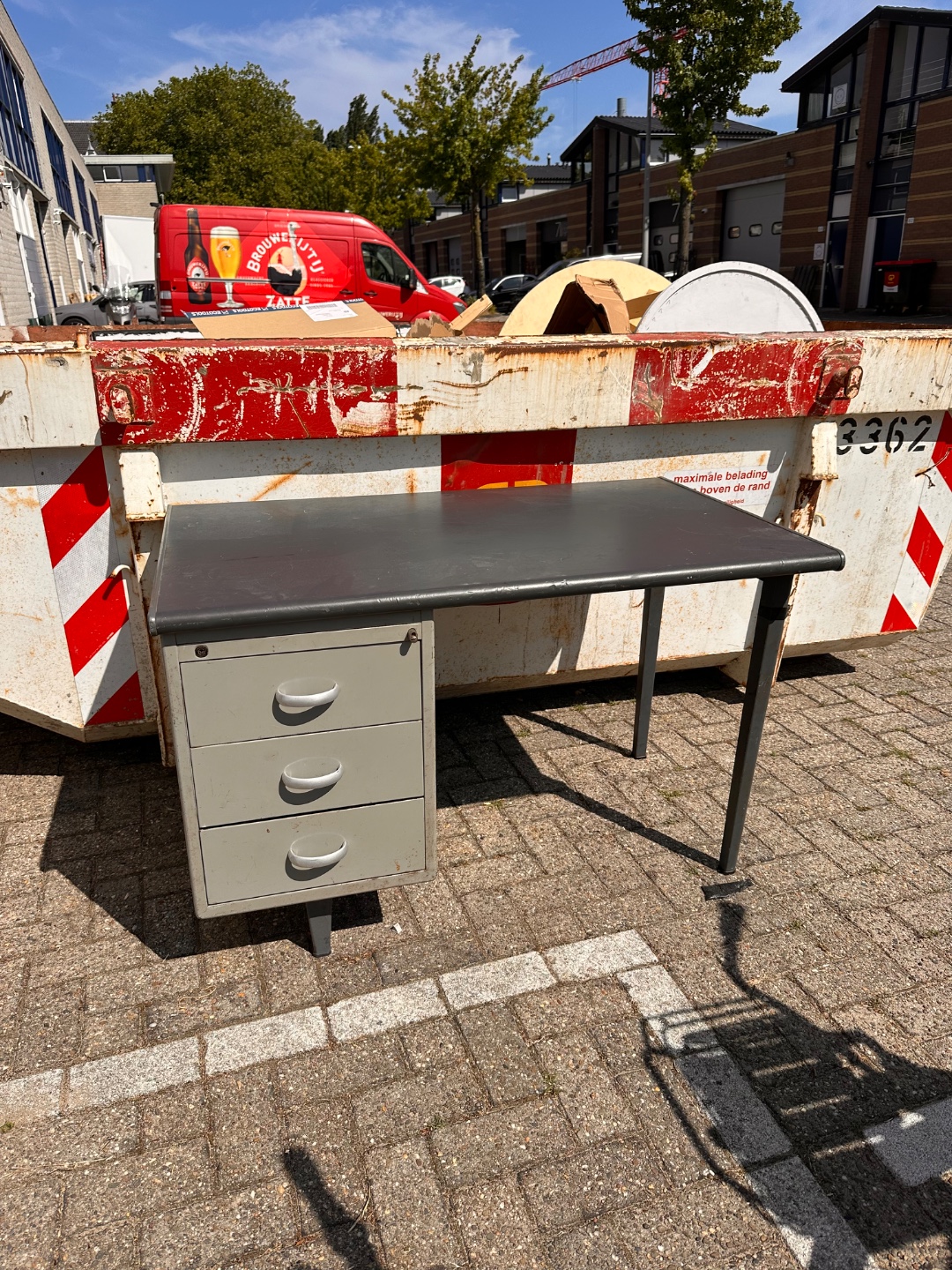 Gispen bureau, metaal, vintage. De bovenkant is los; de schroeven zitten er nog in. 1