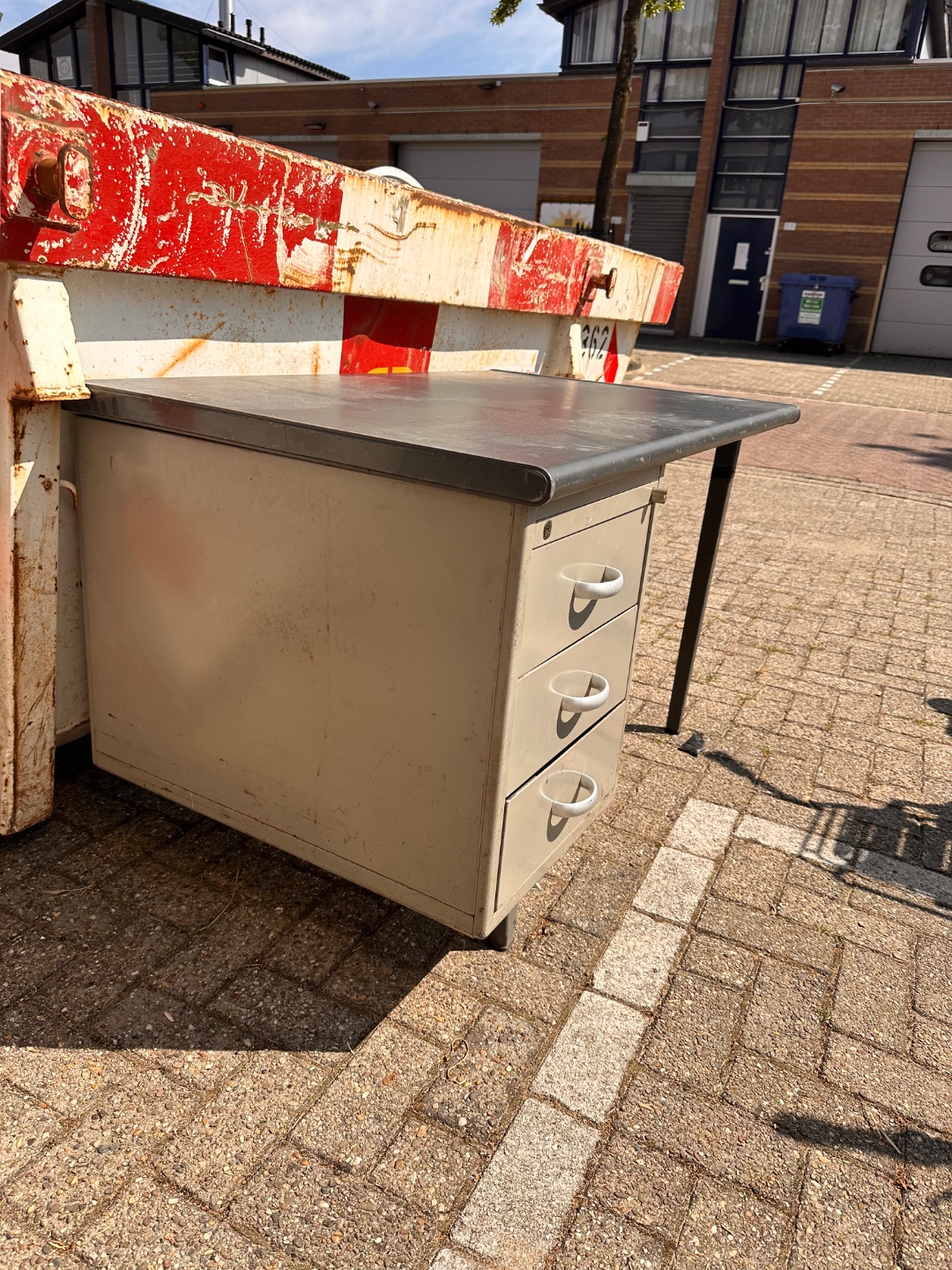 Gispen bureau, metaal, vintage. De bovenkant is los; de schroeven zitten er nog in. 2