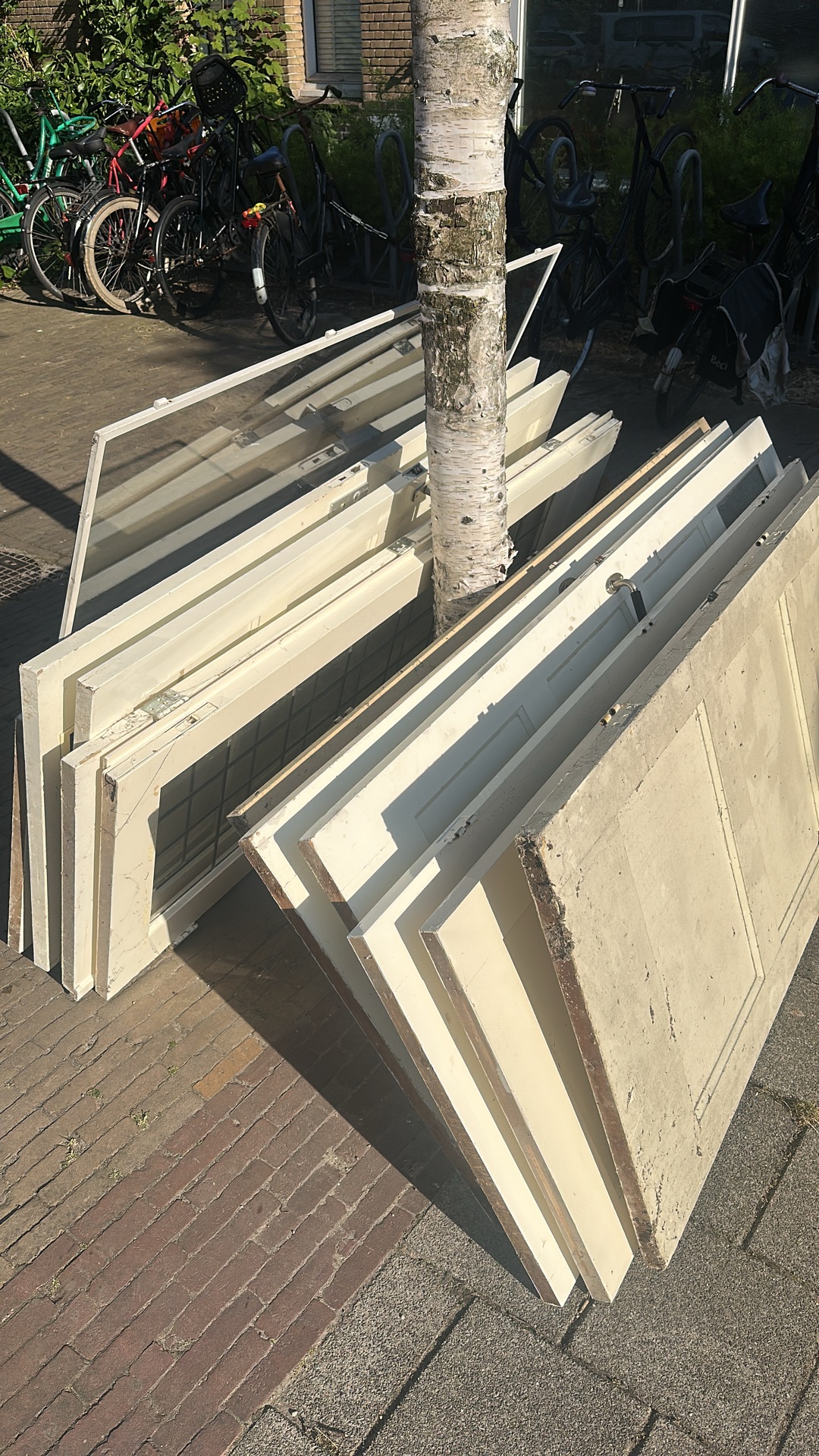 A lot of 30s panel doors and sliding en-suite doors. 2