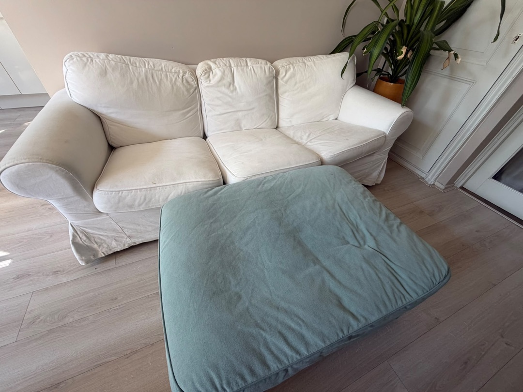 Bank en poef IKEA ektorp af te halen 
App naar: 06-58948112 1