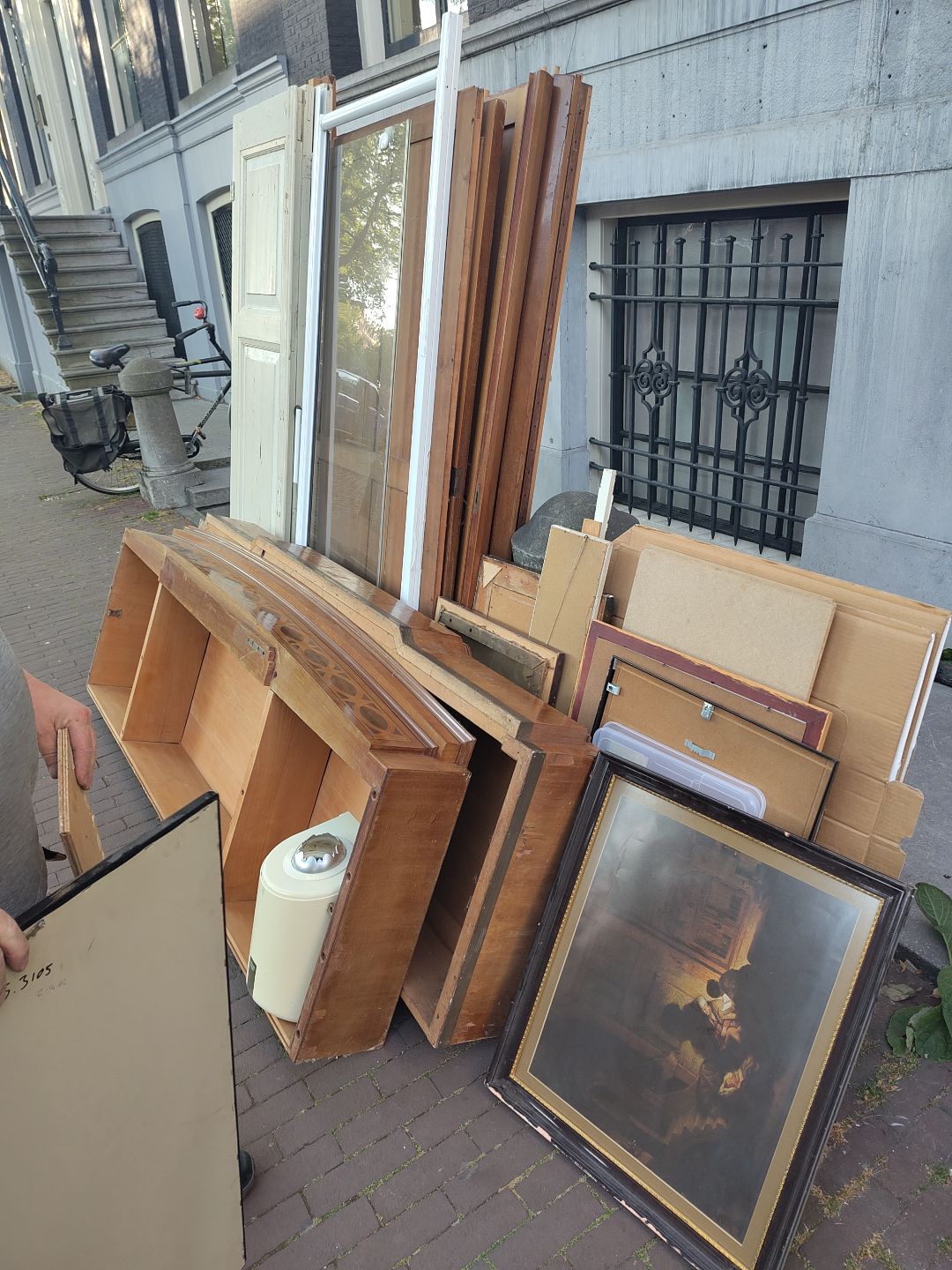 nice cabinet and decor paintings :-) will be picked by the waste company this morning ... 1