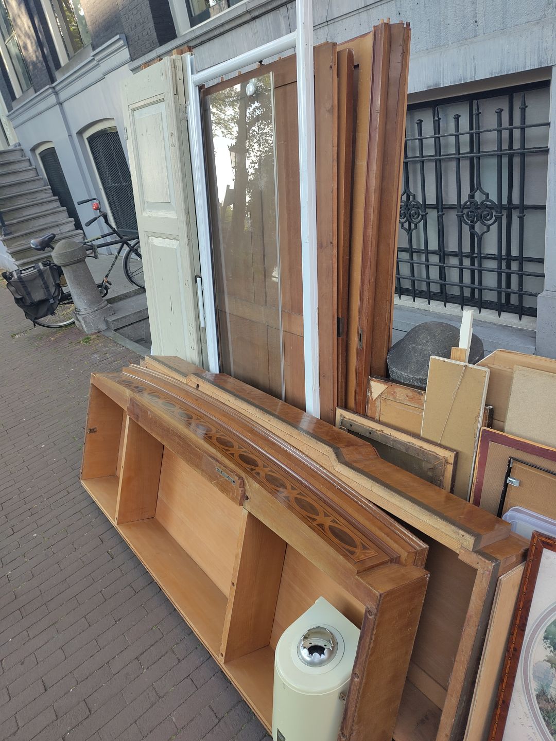 nice cabinet and decor paintings :-) will be picked by the waste company this morning ... 2