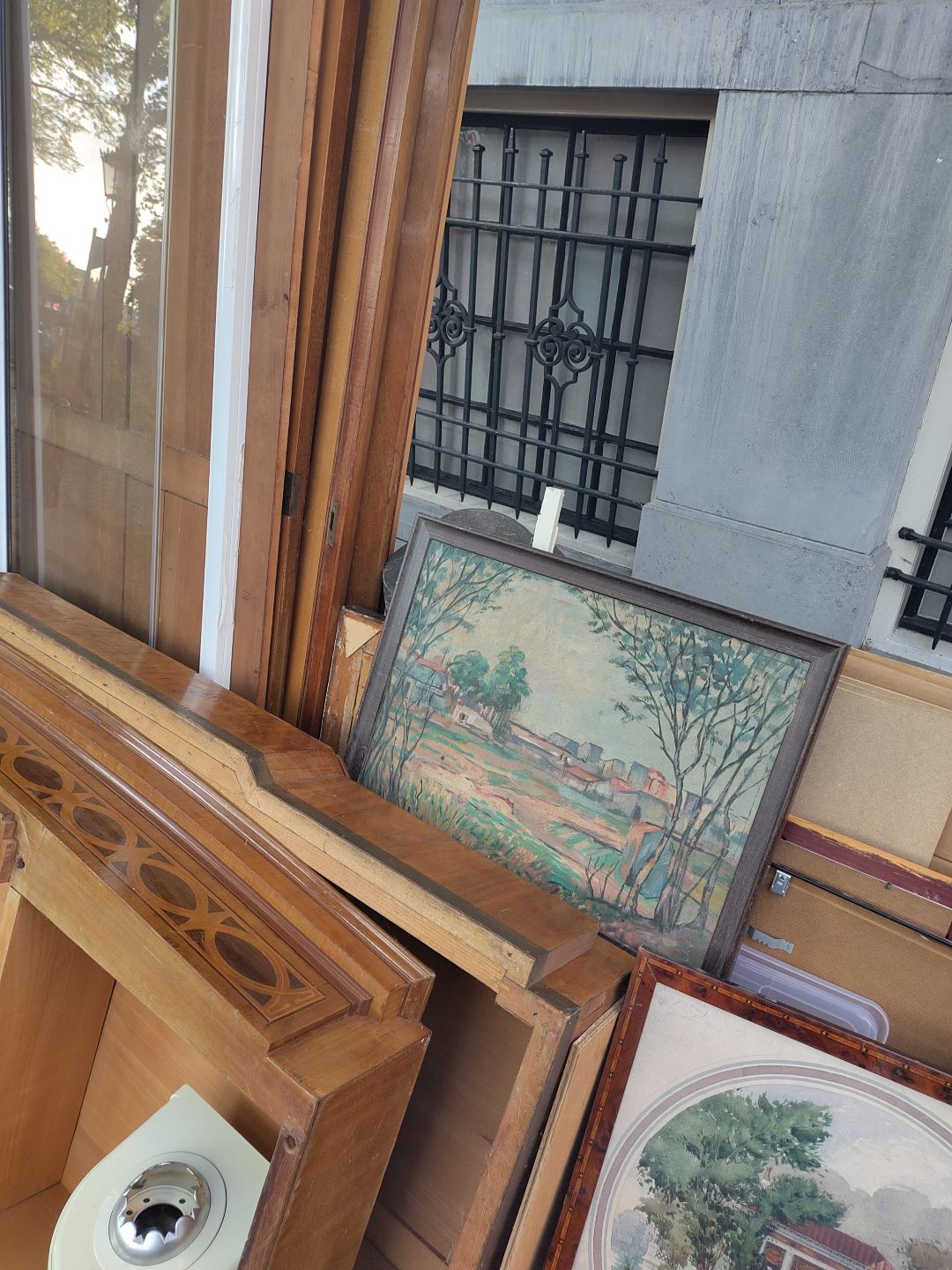 nice cabinet and decor paintings :-) will be picked by the waste company this morning ... 3