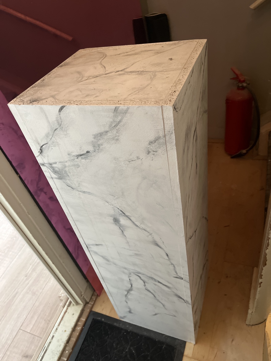 Marmer look pilaar. +- 30x30 +- 125 hoog. Nu af te halen bij Albert Cuypstraat 84 1