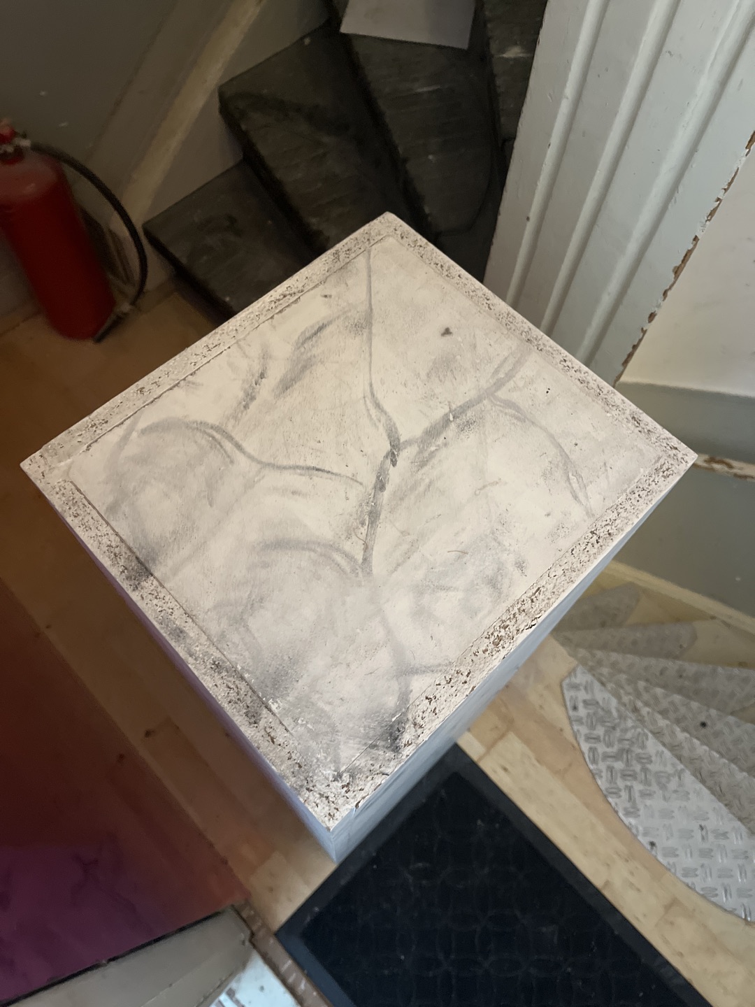 Marmer look pilaar. +- 30x30 +- 125 hoog. Nu af te halen bij Albert Cuypstraat 84 2