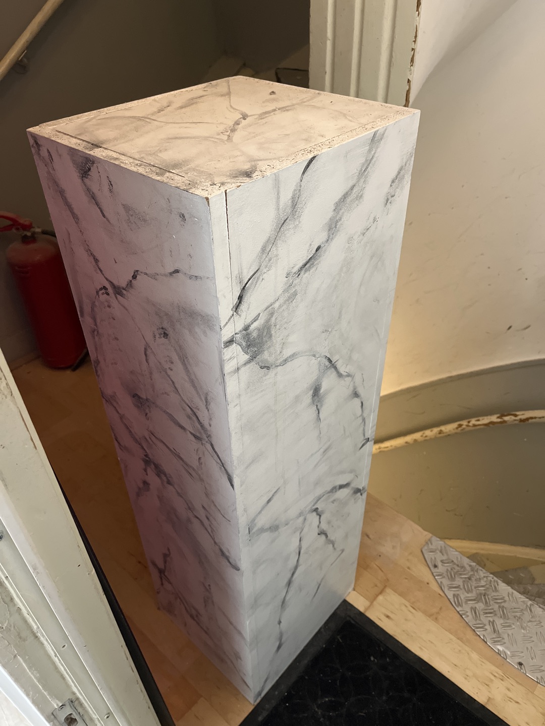 Marmer look pilaar. +- 30x30 +- 125 hoog. Nu af te halen bij Albert Cuypstraat 84 3