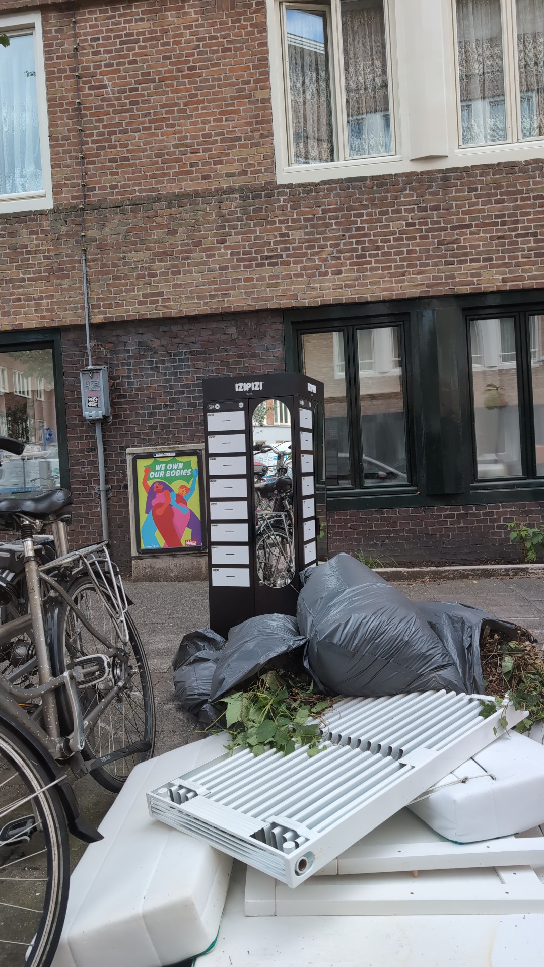 Soort iets voor een winkel waar ze brillen op showen, heeft aan vier kanten deurtjes die open kunnen en hij draait mooi + aan elke kant een spiegel. Zitten ook wieltjes onder. Lijkt me super handig maar heb hem laten staan want is best zwaar. 1