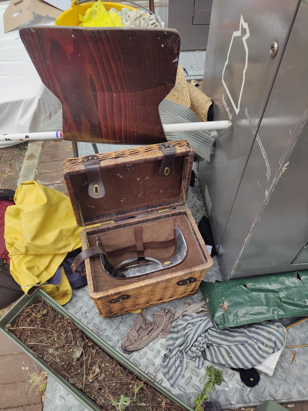 Picnic basket. It needs a good clean, but the condition looks good 1