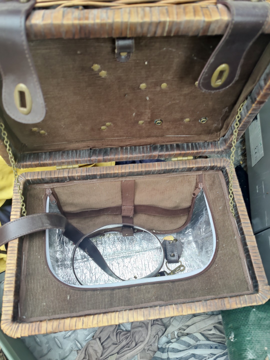 Picnic basket. It needs a good clean, but the condition looks good 2