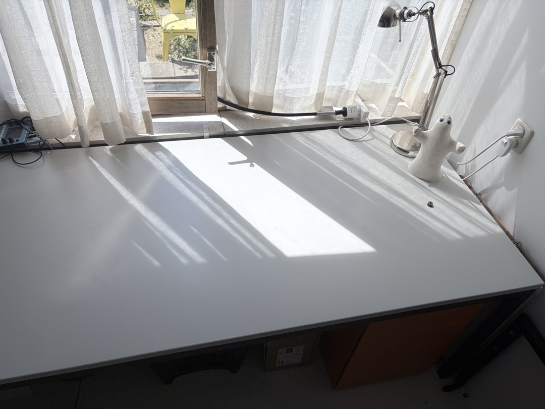 Desk, in great shape, will be stooped on Wednesday evening 1