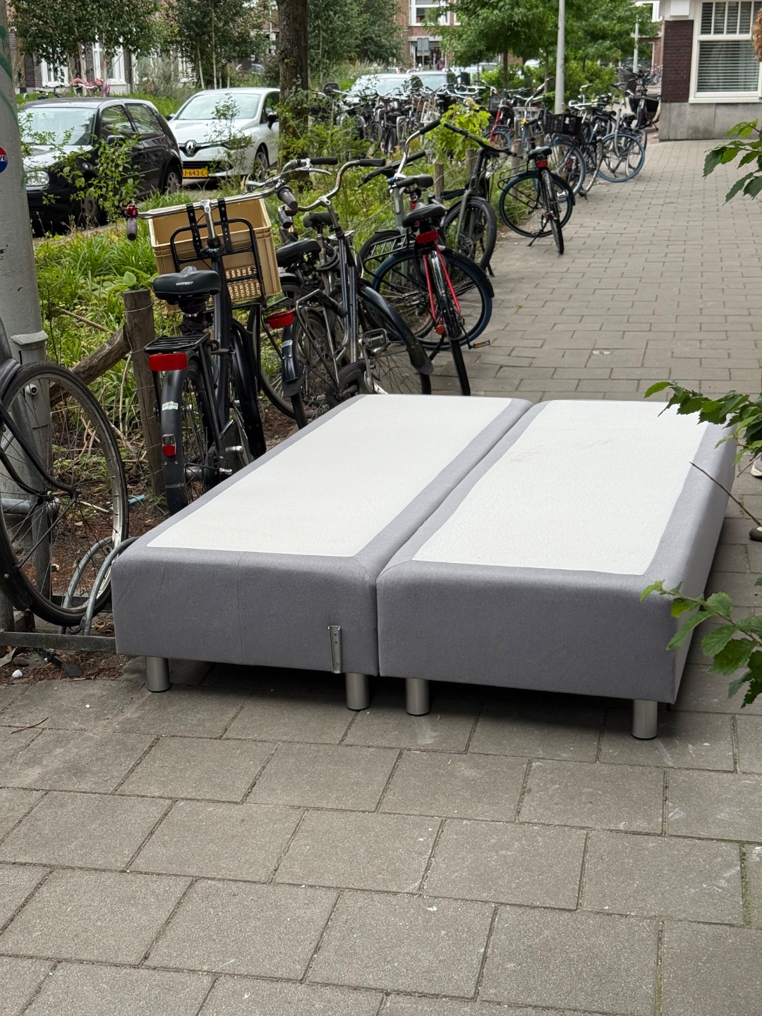 We just took this out. Great bed but we have a bigger one now. If it’s still there in two hours we’re taking it somewhere!

📍Niersstraat 19 — Rivierenbuurt 1