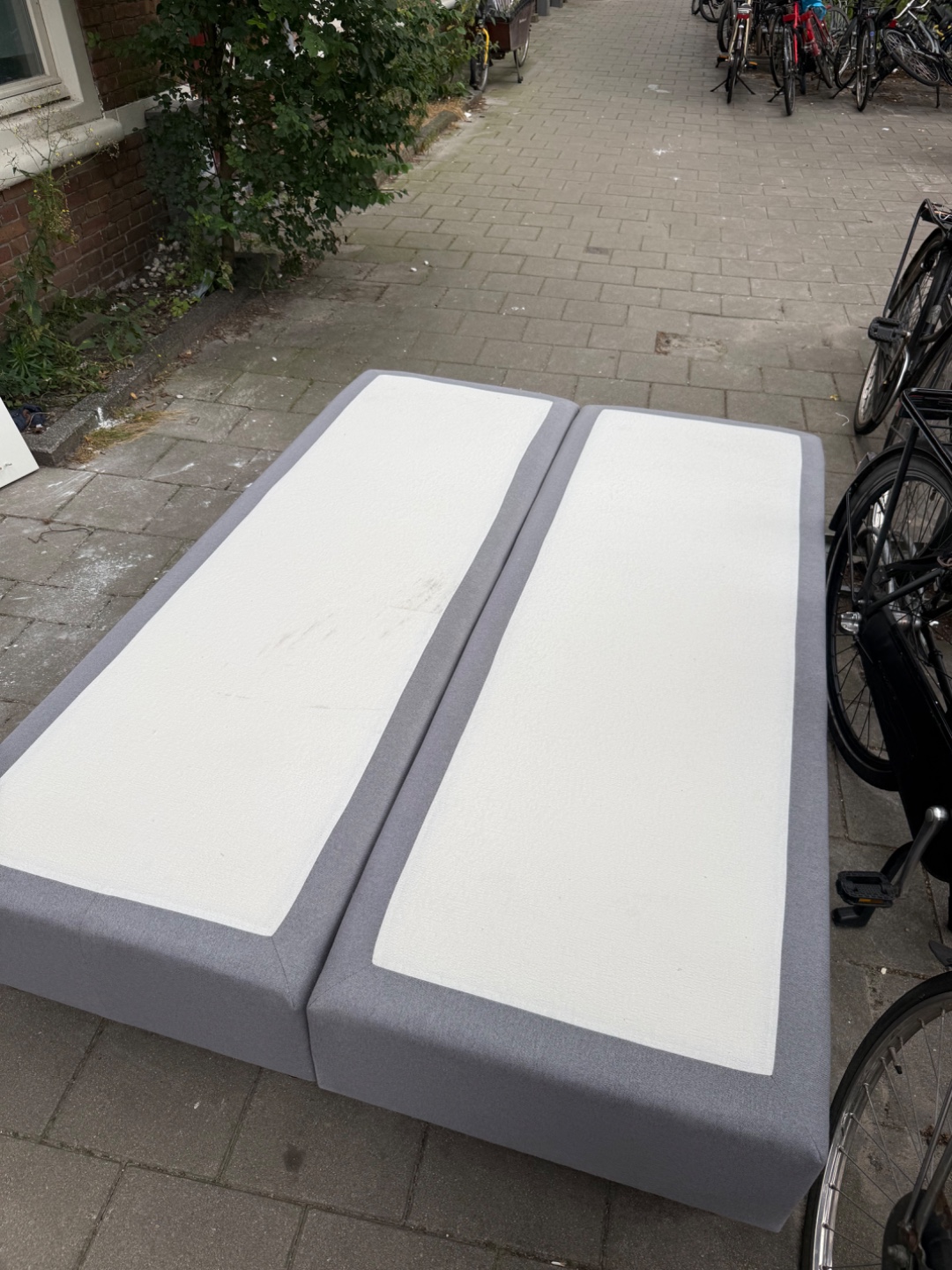 We just took this out. Great bed but we have a bigger one now. If it’s still there in two hours we’re taking it somewhere!

📍Niersstraat 19 — Rivierenbuurt 2