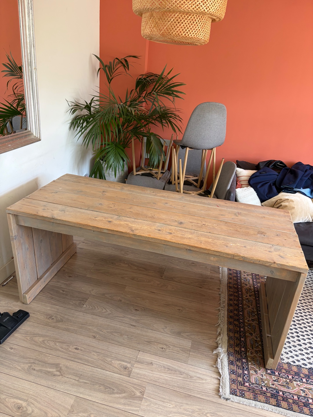 Houten eettafel, 180x80cm. Schroeven zitten in een zakje erbij. 1