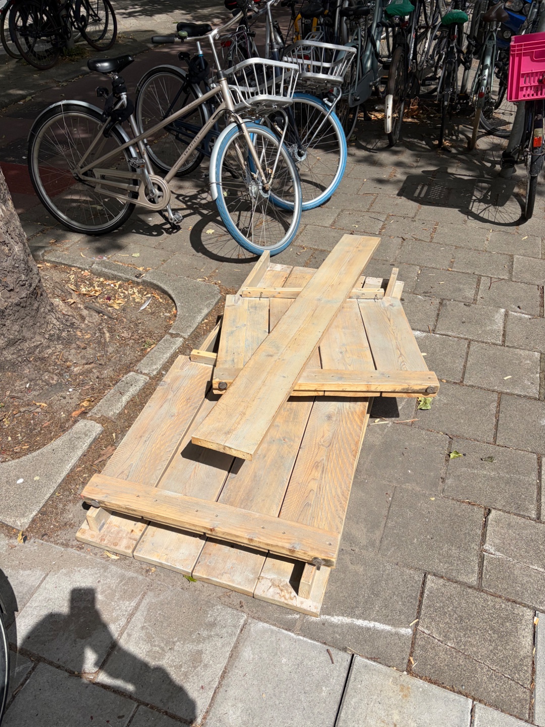 Houten eettafel, 180x80cm. Schroeven zitten in een zakje erbij. 2