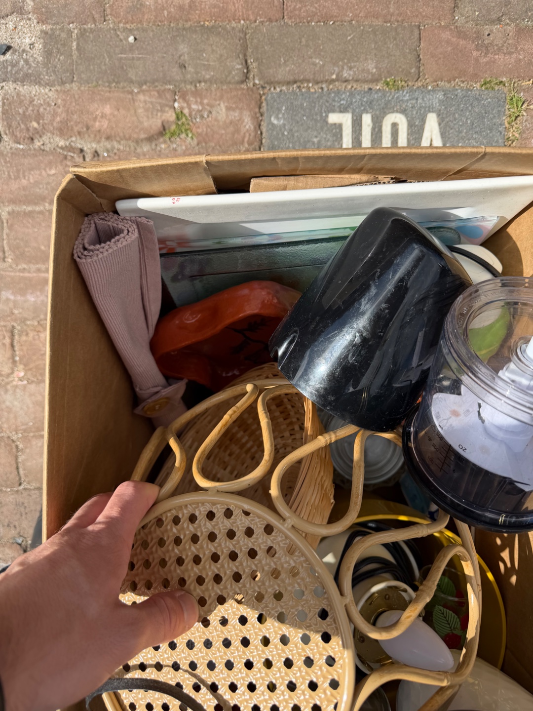 Working lamp,
Plates,
Fruit bowl,
And other things 3