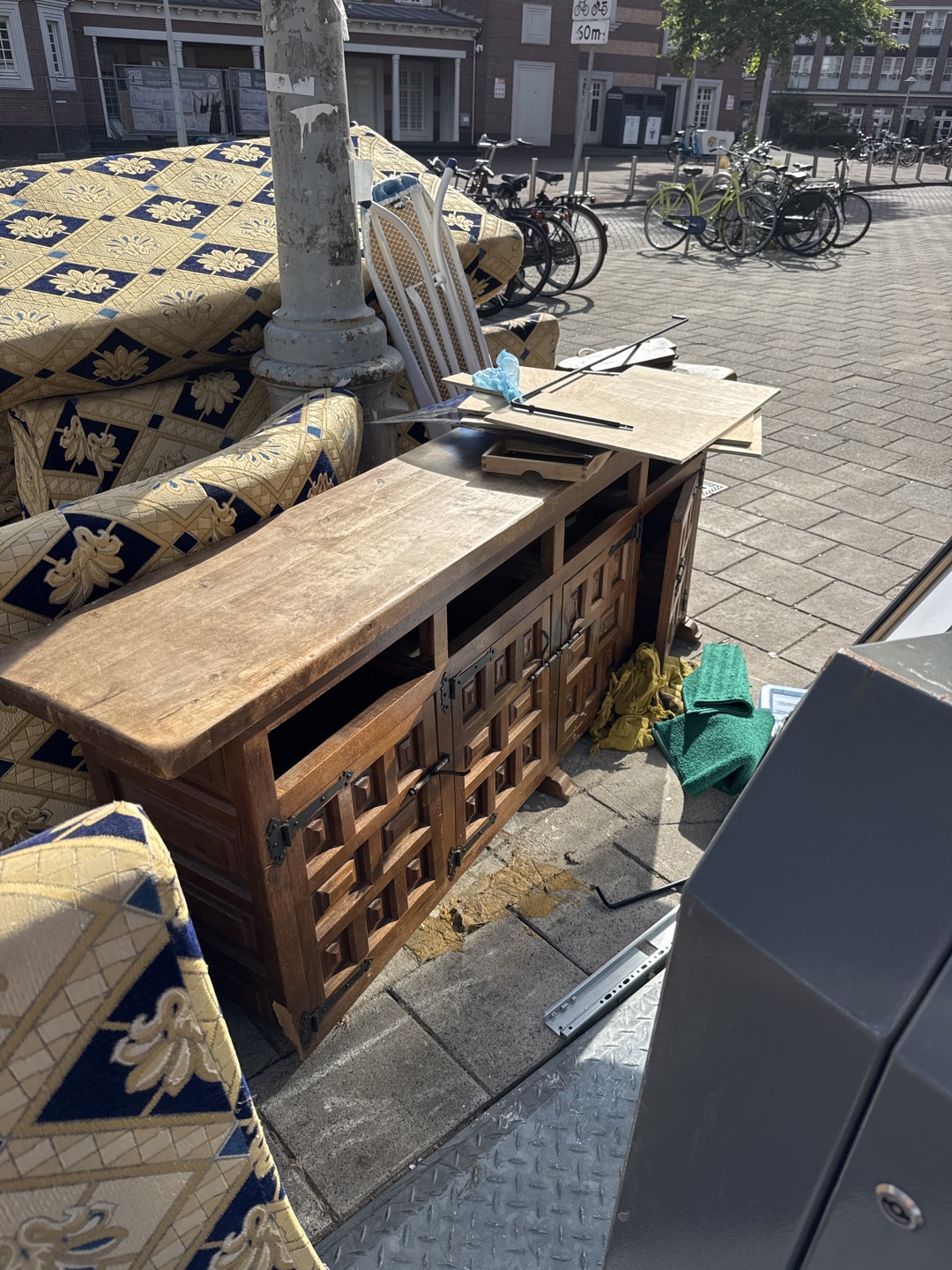 Wooden console, needs a bit of fixing but looks great. And a freezer (questionable smell) 1
