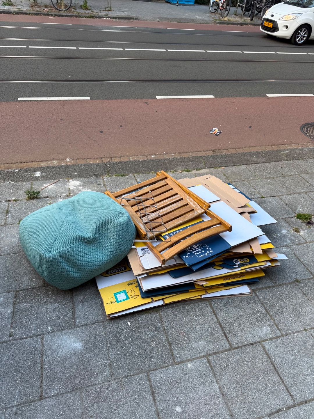 Verhuisdozen, poef, kapstok
Stoel is kapot 1