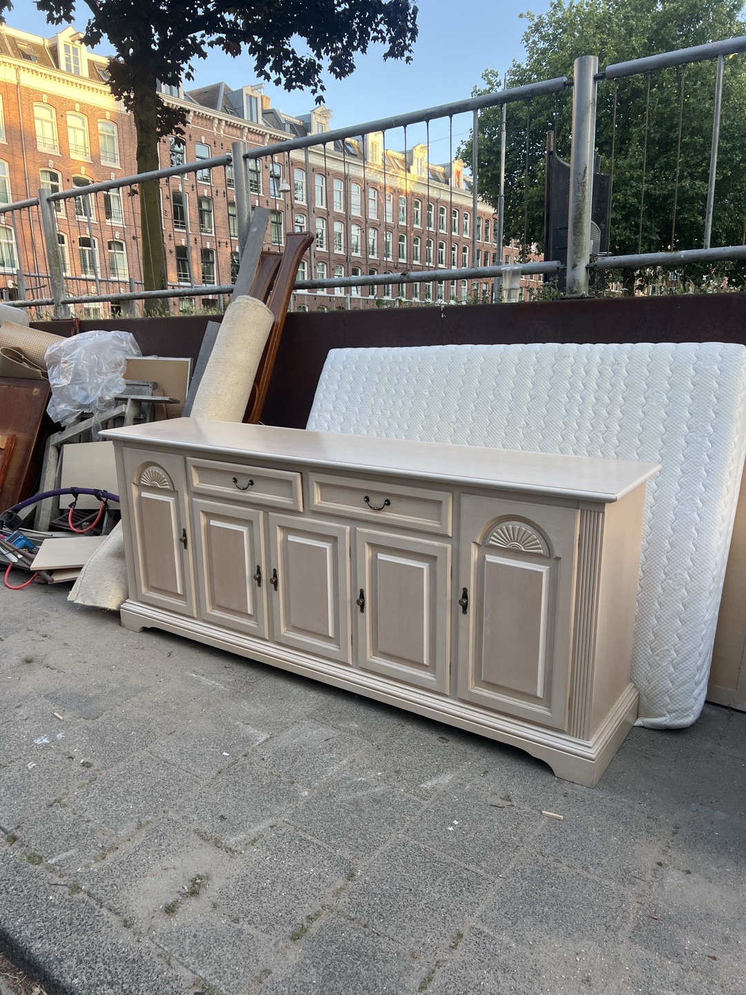 Dressoir, looks as new. Many other interior items next to it. 1